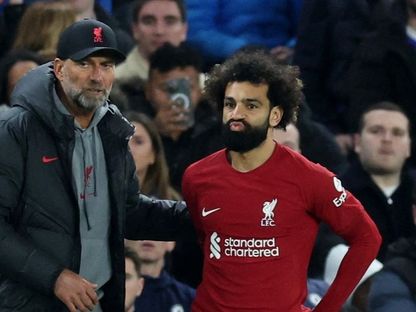 جناح ليفربول محمد صلاح ومدرب الفريق يورغن كلوب خلال مباراة تشيلسي في الدوري الإنجليزي الممتاز- 4 أبريل 2023 - - Reuters