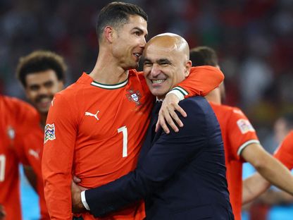 مدرب البرتغال روبرتو مارتينيز يحتفل مع كريستيانو رونالدو بعد الفوز على إسبانيا في نهائي دوري الأمم الأوروبية - 8 يونيو 2025 - Reuters