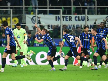 لاعب إنتر ميلان ديفيد فراتيسي يحتفل بالتسجيل مع زملائه في الفريق بنصف نهائي دوري أبطال أوروبا أمام برشلونة - 6 مايو 2025 - ٌReuters