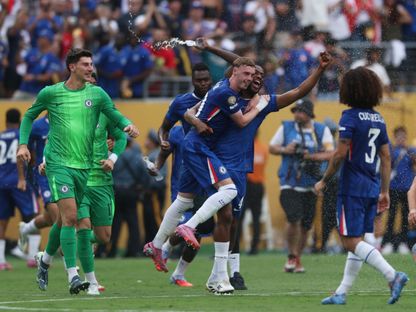 لاعبو تشيلسي يحتفلون بالفوز بكأس العالم للأندية بعد التغلب على باريس سان جيرمان - 13 يوليو 2025 - Reuters
