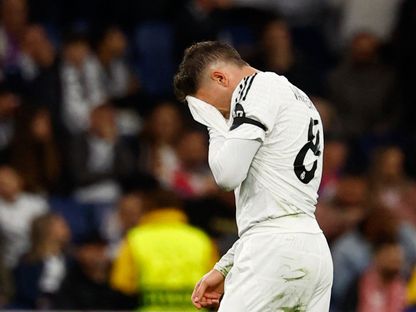 حسرة فيدي فالفيردي لاعب ريال مدريد بعد إقصاء فريقه من ربع نهائي دوري أبطال أوروبا بعد الهزيمة أمام أرسنال - 16 إبريل 2025 - REUTERS