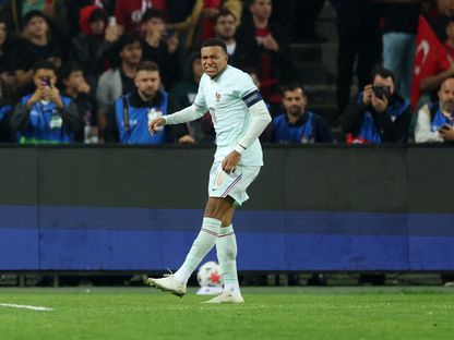 كيليان مبابي لدى إصابته بعد تسجيله هدفاً لفرنسا في مرمى تركيا بدوري الأمم الأوروبية - 25 سبتمبر 2026 - REUTERS
