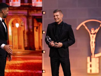 نجم التنس الصربي نوفاك دجوكوفيتش يسلم توني كروس جائزة في حفل لوريوس - 20 أبريل 2026 - MARCA.com