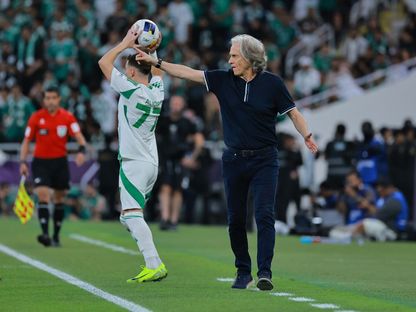 جورجي جيسوس مدرب الهلال يوجه النصائح للاعبيه خلال مباراة الأهلي بنصف نهائي دوري أبطال آسيا للنخبة - 29 أبريل 2025 - X/@aawsat_spt