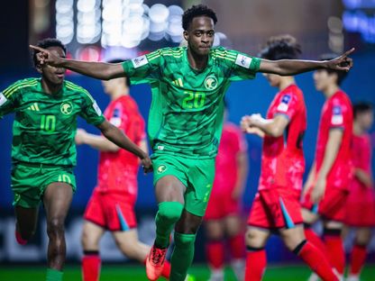 لاعبان من منتخب السعودية يحتفلان بالتأهل لنهائي كأس آسيا تحت 17 عاماً - 17 أبريل 2025 - X/@SaudiNT