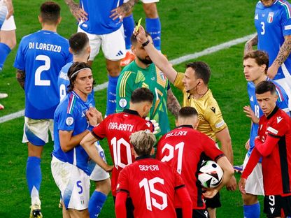 الإيطالي ريكاردو كالافيوري يتلقى بطاقة صفراء من قبل الحكم فيليكس زواير خلال مباراة ألبانيا في المجموعة الثانية في يورو 2024 - 15 يونيو 2024 - ٌReuters