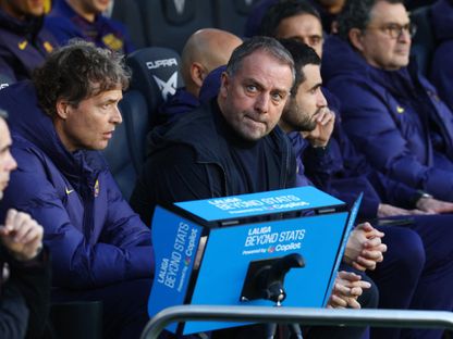 فليك يدافع عن الطاقم الطبي: أنا المسؤول عن إصابات برشلونة