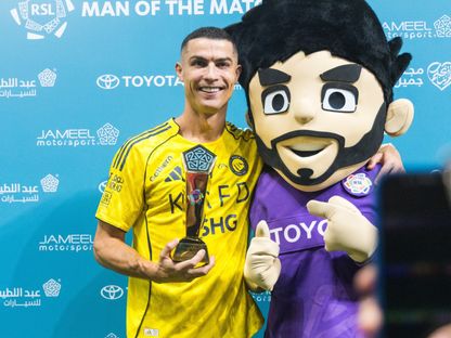 كريستيانو رونالدو لاعب النصر مع جائزة رجل المباراة بعد الفوز على الفيحاء في دوري روشن السعودي - 2 نوفمبر 2025 - X/@SPL