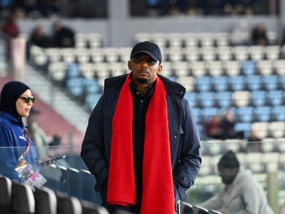 رئيس الاتحاد الكاميروني لكرة القدم صامويل إيتو في المدرجات خلال مواجهة جنوب إفريقيا في ثمن نهائي كأس الأمم الإفريقية - 4 يناير 2026 - Cafonline.com