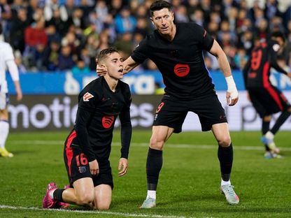 روبرت ليفاندوفسكي وفيرمين لوبيز في مباراة ليغانيس وبرشلونة بالدوري الإسباني 12-4-2025 - Reuters