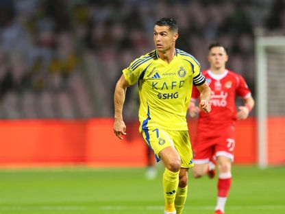 كريستيانو رونالدو نجم نادي النصر يقود هجمة في مباراة الوحدة بالدوري السعودي - 25 فبراير 2025 - X/@AlNassrFC