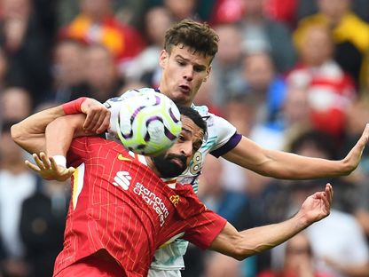 ميلوس كيركيز لاعب بورنموث يحاول قطع الكرة من محمد صلاح نجم ليفربول خلال مواجهة الفريقين في الدوري الإنجليزي الممتاز - 21 سبتمبر 2024 - REUTERS