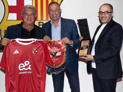 رئيس شركة القلعة الحمراء محمد كامل ورئيس الأهلي المصري محمود الخطيب رفقة خوان لابورتا رئيس برشلونة - 22 يوليو 2025 - X/@AlAhly