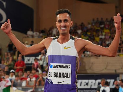 احتفال المغربي سفيان البقالي بفوزه بسباق 3000 متر موانع في جولة موناكو للدوري الماسي لألعاب القوى - 11 يوليو 2025 - Reuters