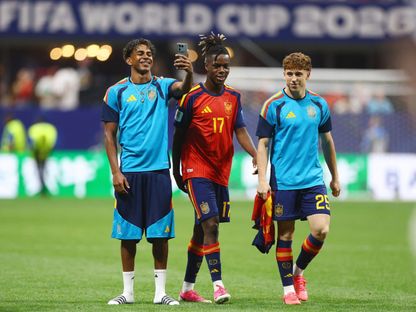 لامين يامال ونيكو ويليامز وفيكتور مونيوز بعد مباراة إسبانيا والسعودية بكأس العالم - 21 يونيو 2026 - Reuters