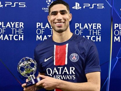 أشرف حكيمي لاعب باريس سان جيرمان يحتفل بجائزة أفضل لاعب في مباراة أرسنال - 7 مايو 2025 - X/@PSG_inside
