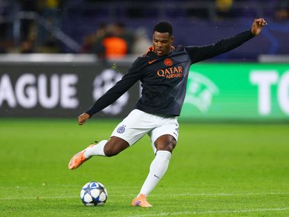 دينزل دومفريس لاعب إنتر ميلان يقوم بعملية الإحماء قبل مواجهة يونيون سانت جيلواز في دوري أبطال أوروبا - 21 أكتوبر 2025 - Reuters