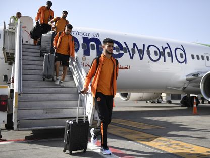 لاعبون من نهضة بركان المغربي لدى وصول بعثة الفريق إلى مطار القاهرة الدولي استعداداً لمواجهة الزمالك في إياب نهائي كأس الكونفيدرالية الإفريقية - 16 مايو 2024 - AWP