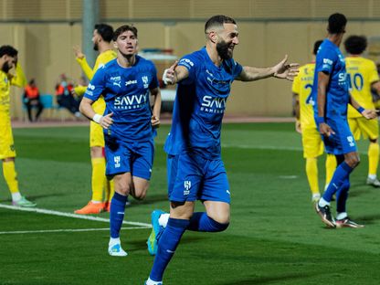 احتفال كريم بنزيما مهاجم الهلال بتسجيل هدف في شباك الحزم - 2 مايو 2026 - X/@Alhilal_FC