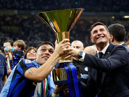 أسطورة إنتر ميلان خافيير زانيتي والمهاجم لاوتارو مارتينيز يحملان كأس الدوري الإيطالي - 19 مايو 2024 - REUTERS
