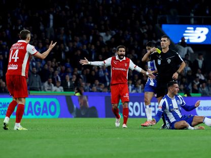 الحكم فابيو جوزيه كوستا فيريسيمو خلال مباراة بين بورتو وبراغا في الدوري البرتغالي - 2 نوفمبر 2025 - ٌReuters