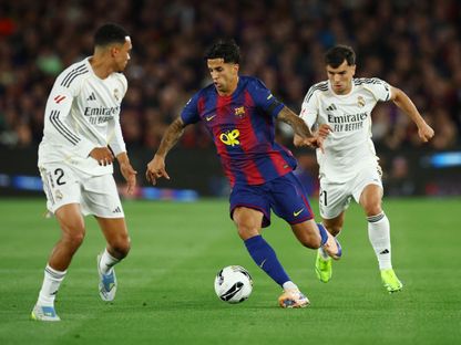 البرتغالي جواو كانسيلو (برشلونة) في صراع على الكرة براهيم دياز (ريال مدريد) في كلاسيكو الدوري الإسباني - 10 مايو 2026 - Reuters