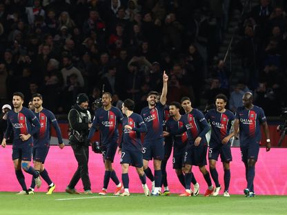 لاعبو باريس سان جيرمان يحتفلون بعد تسجيل الهدف الثاني خلال مباراة ليون في الدوري الفرنسي - 21 أبريل 2024 - AFP