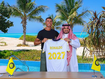 كريستيانو رونالدو ورئيس النصر عبد الله الماجد بعد تجديد عقده - 26 يونيو 2025 - X/@AlNassrFC