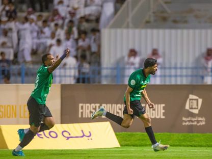 لاعبان من النجمة يحتفلان بتسجيل هدف في مرمى أحد بدوري الدرجة الأولى السعودي - 12 مايو 2025 - X/@FDL_KSA