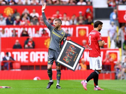 ديفيد دي خيا حارس فيورنتينا يتلقى تحية جماهير مانشستر يونايتد بعد تكريمه قبل مباراة ودية - 9 أغسطس 2025 - Action Images via Reuters