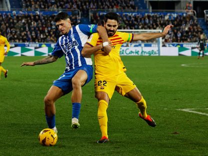 لاعب برشلونة إيلكاي غوندوغان ومدافع ديبورتيفو ألافيس رافا مارين خلال مباراة في الدوري الإسباني - 3 فبراير 2024 - ٌReuters