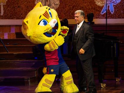 جوان لابورتا رئيس برشلونة وتميمة النادي القطة "كات" - 26 يونيو 2025 - X@FCBarcelona