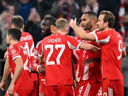 لاعبو بايرن يحتفلون بهدف جوناثاه تاه أمام سبورتينغ لشبونة بدوري أبطال أوروبا - 9 ديسمبر 2025 - Reuters