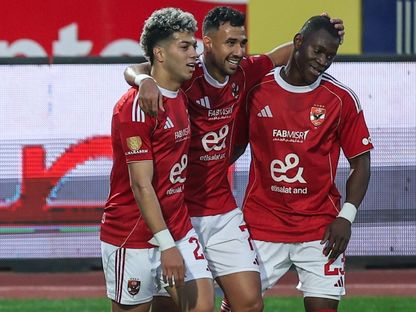 محمود حسن "تريزيغيه" يحتفل مع إمام عاشور وأليو ديانغ بهدف الأهلي الأول أمام وادي دجلة في الدوري المصري - 27 يناير 2026 - FB/@Al ahly SC