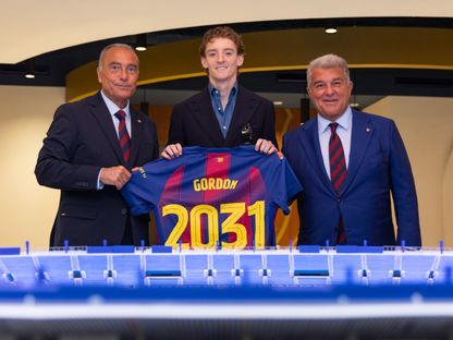 غوردون يخطف القلوب سريعاً.. يتحدث الإسبانية ويعد برشلونة بلقب دوري أبطال أوروبا