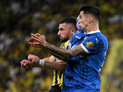 صراع على الكرة بين حسام عوار لاعب الاتحاد وجواو كانسيلو لاعب الهلال في كلاسيكو الدوري السعودي - 22 فبراير 2025 - X/@aawsat_spt