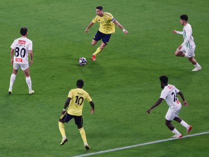 كريستيانو رونالدو نجم النصر يسيطر على الكرة بين مدافعي النجمة بدوري روشن السعودي - 3 أبريل 2026 - X/@AlNassrFC