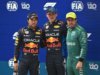 ماكس فرشتابن متوسّطاً فرناندو ألونسو (يمين) وسيرخيو بيريز بعد حلولهم في مراكز الانطلاق الثلاثة الأولى بسباق جائزة الصين الكبرى في شنغهاي - 20 أبريل 2024 - AFP