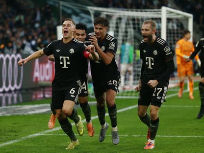 يوشوا كيميش لاعب بايرن ميونيخ يحتفل بهدفه في مرمى بوروسيا مونشنغلادباخ في الدوري الألماني - 25 أكتوبر 2025 - Reuters