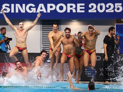 احتفال منتخب إسبانيا بالفوز ببطولة العالم لكرة الماء في سنغافورة - 24 يوليو 2025 - Reuters