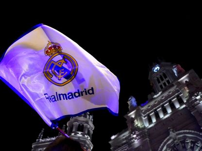 مشجعو ريال مدريد يحتفلون بفوزهم بلقب الدوري الإسباني في العاصمة مدريد - 4 مايو 2024 - ٌReuters