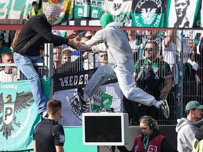 مشجع نادي بروسيا مونستر أثناء قطع كابل تقنية الفيديو المساعد VAR - 8 مارس 2026 - X/ActuFoot_