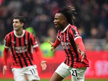 صامويل شوكويزي لاعب ميلان يحتفل بهدفه القاتل في شباك بارما ضمن الدوري الإيطالي لكرة القدم - 26 يناير 2025 - REUTERS