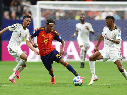 لامين يامال يمر أمام مصعب الجوير وناصر الدوسري في لقاء السعودية وإسبانيا بكأس العالم - 21 يونيو 2026 - Reuters
