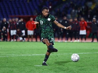 أليكس أيوبي لاعب نيجيريا يحرز ركلة الجزاء الرابعة لمنتخب بلاده في شباك مصر في مباراة تحديد المركز الثالث بكأس أمم إفريقيا - 17 يناير 2026 - REUTERS