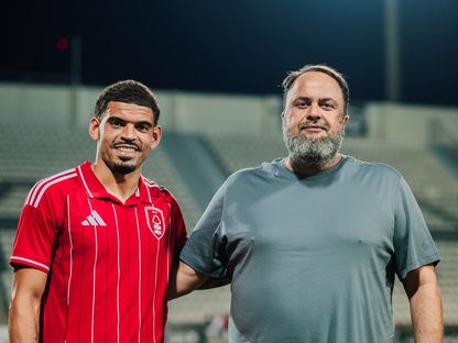 مورغان غيبس وايت رفقة رئيسه إيفانجيلوس ماريناكيس بعد تجديد عقده مع نوتينغهام فورست - 26 يوليو 2025 - X/NFFC