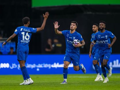 احتفال ماركوس ليوناردو مهاجم الهلال مع زملائه بتسجيل هدف في مرمى الأخدود بالدوري السعودي - 25 سبتمبر 2025 - X/@SPL