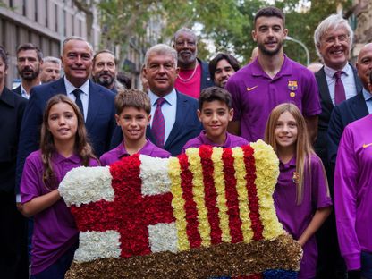 رئيس برشلونة جوان لابورتا خلال العيد الوطني لكاتالونيا وبدا الحارس جوان غارسيا إلى يساره - 11 سبتمبر 2025 - fcbarcelona.com