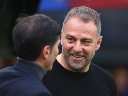 مدرب برشلونة هانزي فليك مع مدرب فياريال مارسيلينو قبل مباراة بين الفريقين - 28 فبراير 2026 - REUTERS