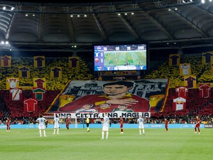 جمهور روما قبل مباراة الديربي ضد لاتسيو بالدوري الإيطالي - 13 أبريل 2025 - Reuters